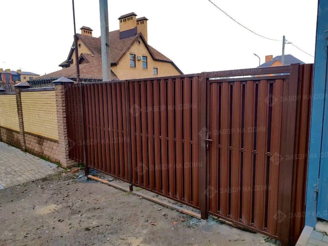 Распашные ворота из евроштакетника  в Холмской